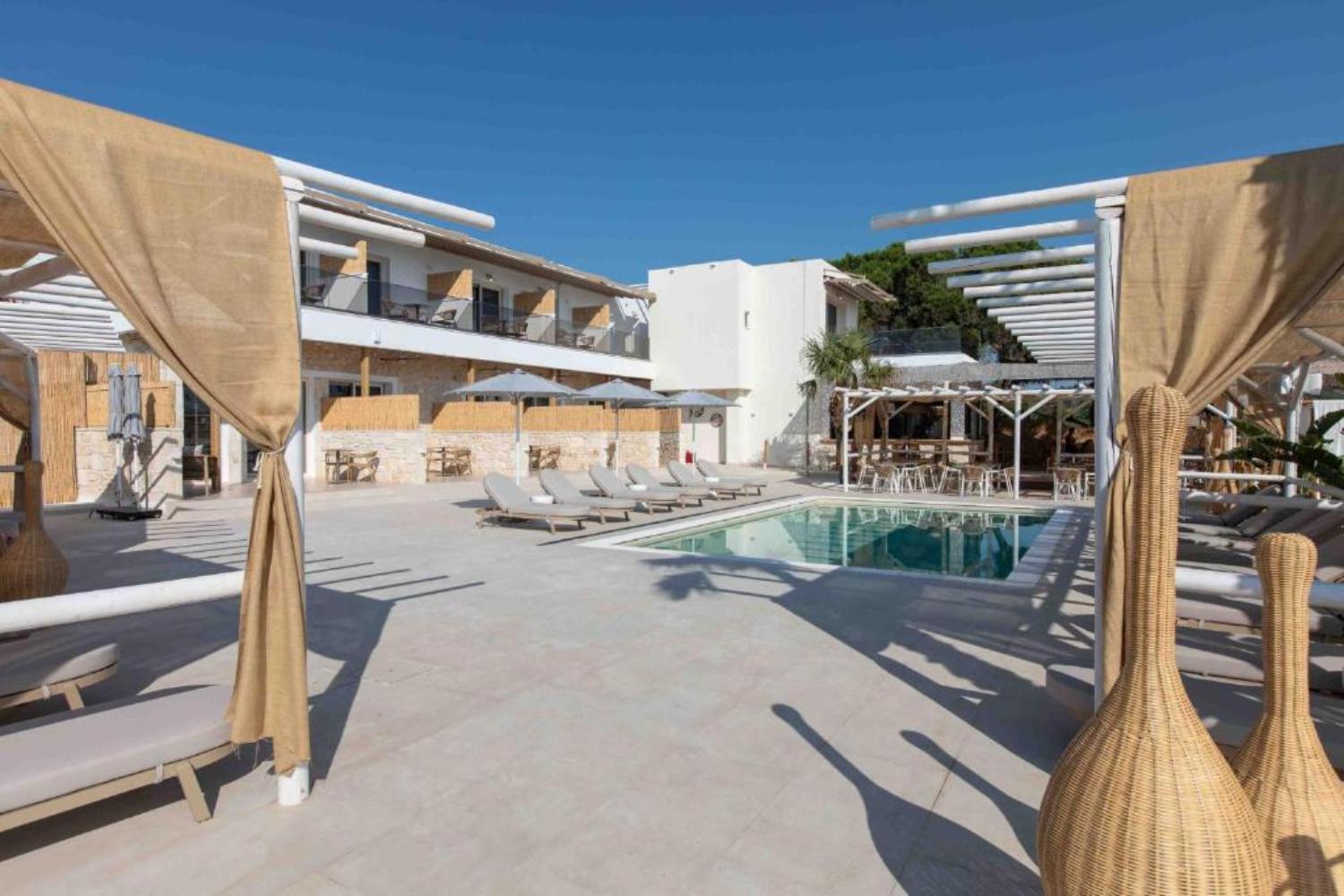 Tiara Holidays - Linari Sea & Suites - bazen i ležaljke